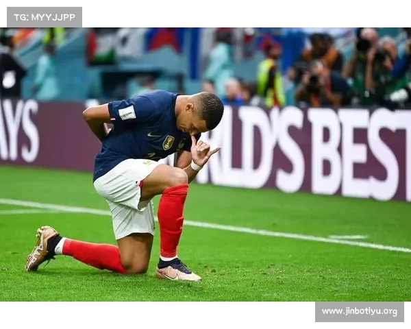 姆巴佩伤退世界杯引发社交媒体热议 球迷哀痛分析争议不断