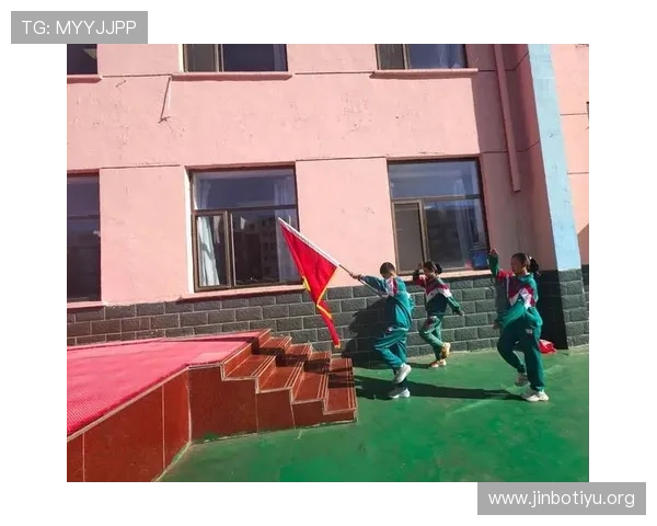 身披队旗绕场致谢 这一举动感动无数观众情深意长