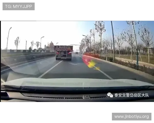 骑车上路千万小心,道路尽头或许有台阶等你迎接危险